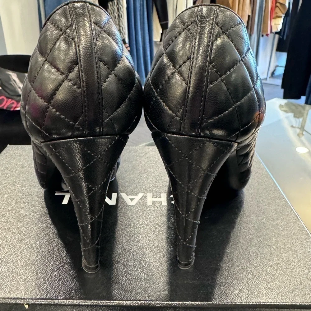 AUTHENTIC CHANEL 2013 Quilted Classic Pump size 37